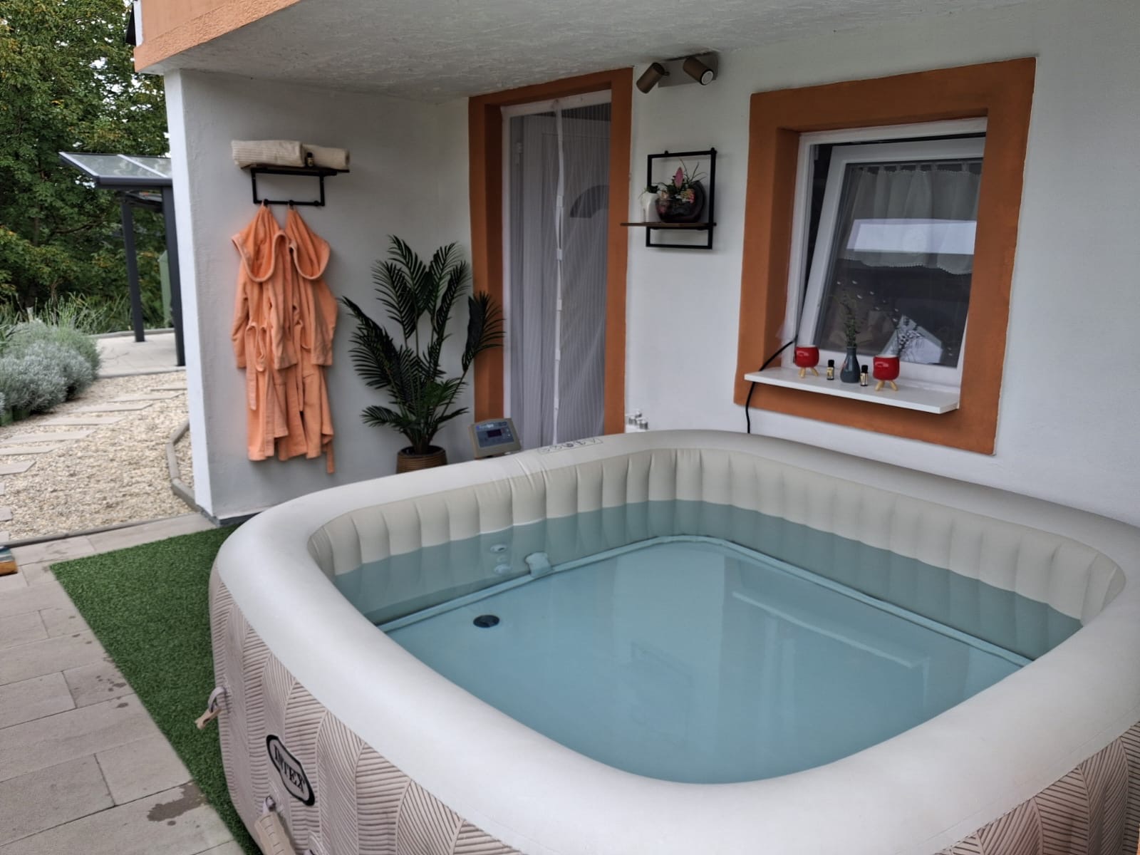 Whirlpool draußen im Außenbereich